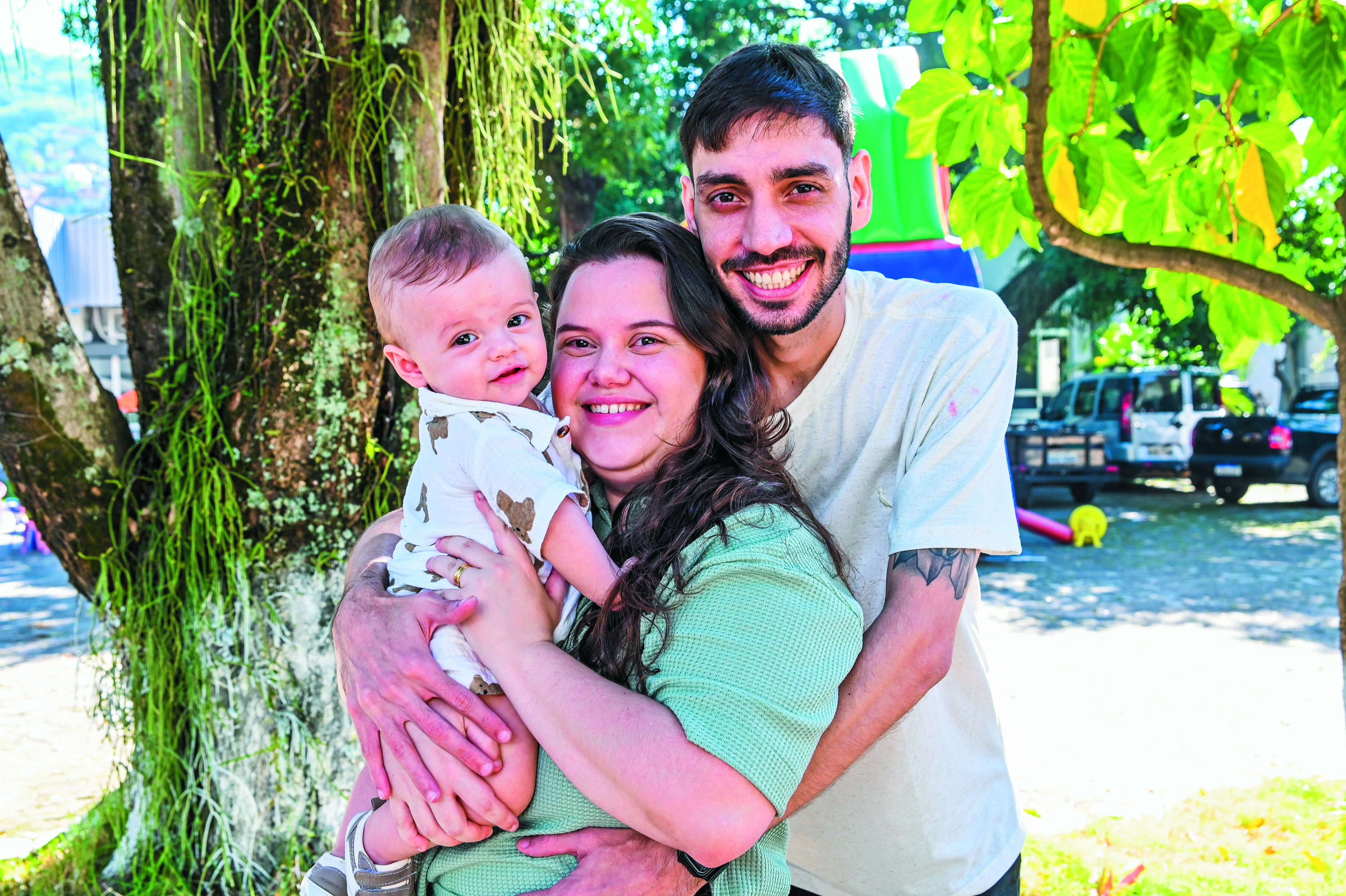 Caroline Alves e Tarcisio Subtil com o pequeno Matteo na festa do Sindamares, no Dia do Agente Marítimo