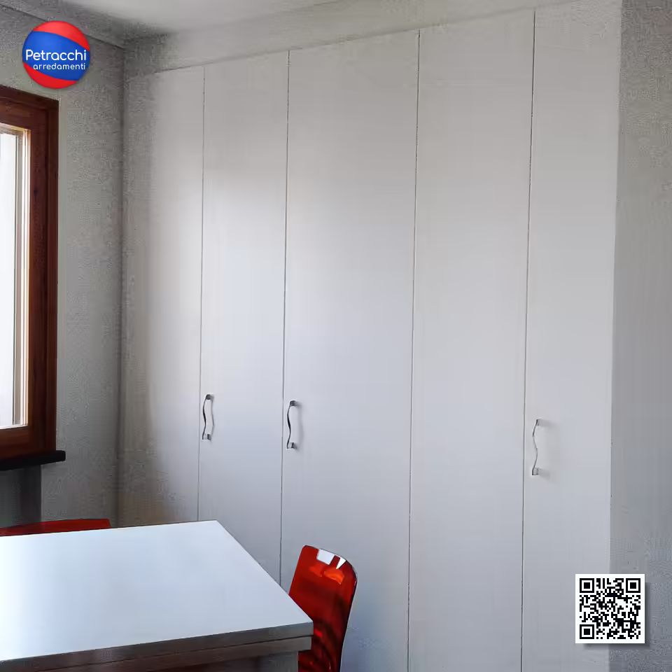 Altro lato del living con armadio-contenitore e tavolo da pranzo Altro lato del living con armadio-contenitore e tavolo da pranzo