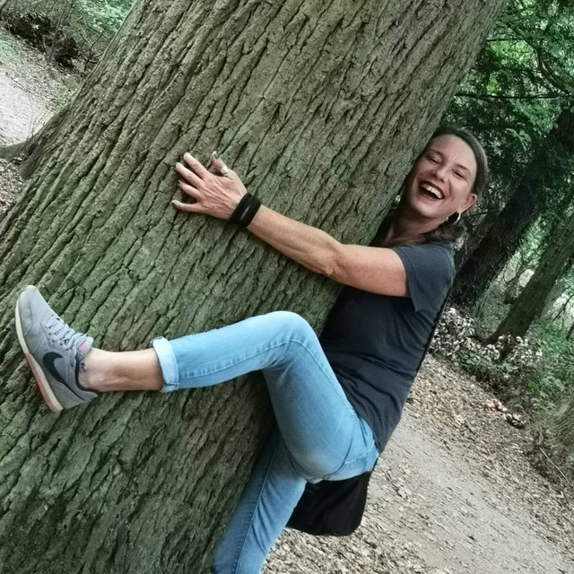 Stefka im Wald an einem Baum