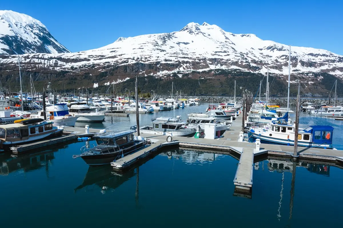 Orașul izolat de pe malul mării din Alaska, cu o locuință unică