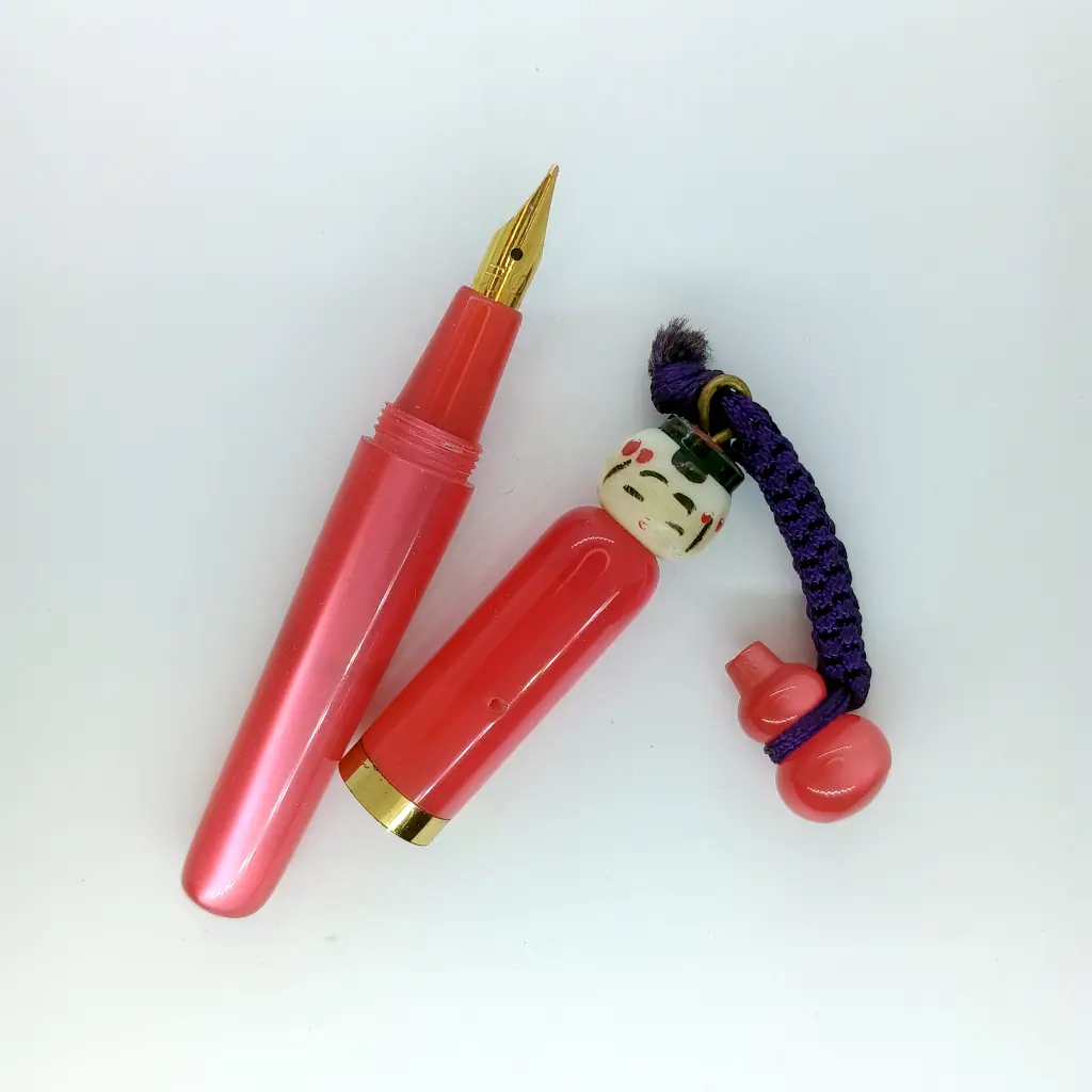 Caneta Tinteiro Japonesa Vintage Kokeshi – Anos 60 – Pena Irídio e Sistema Funcional.