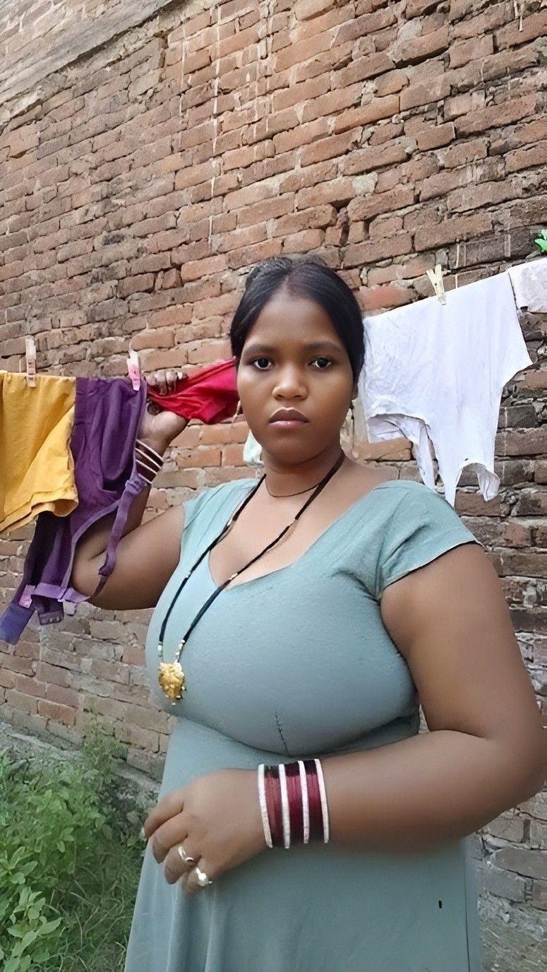 Desi Bhabi Curvy Figure
