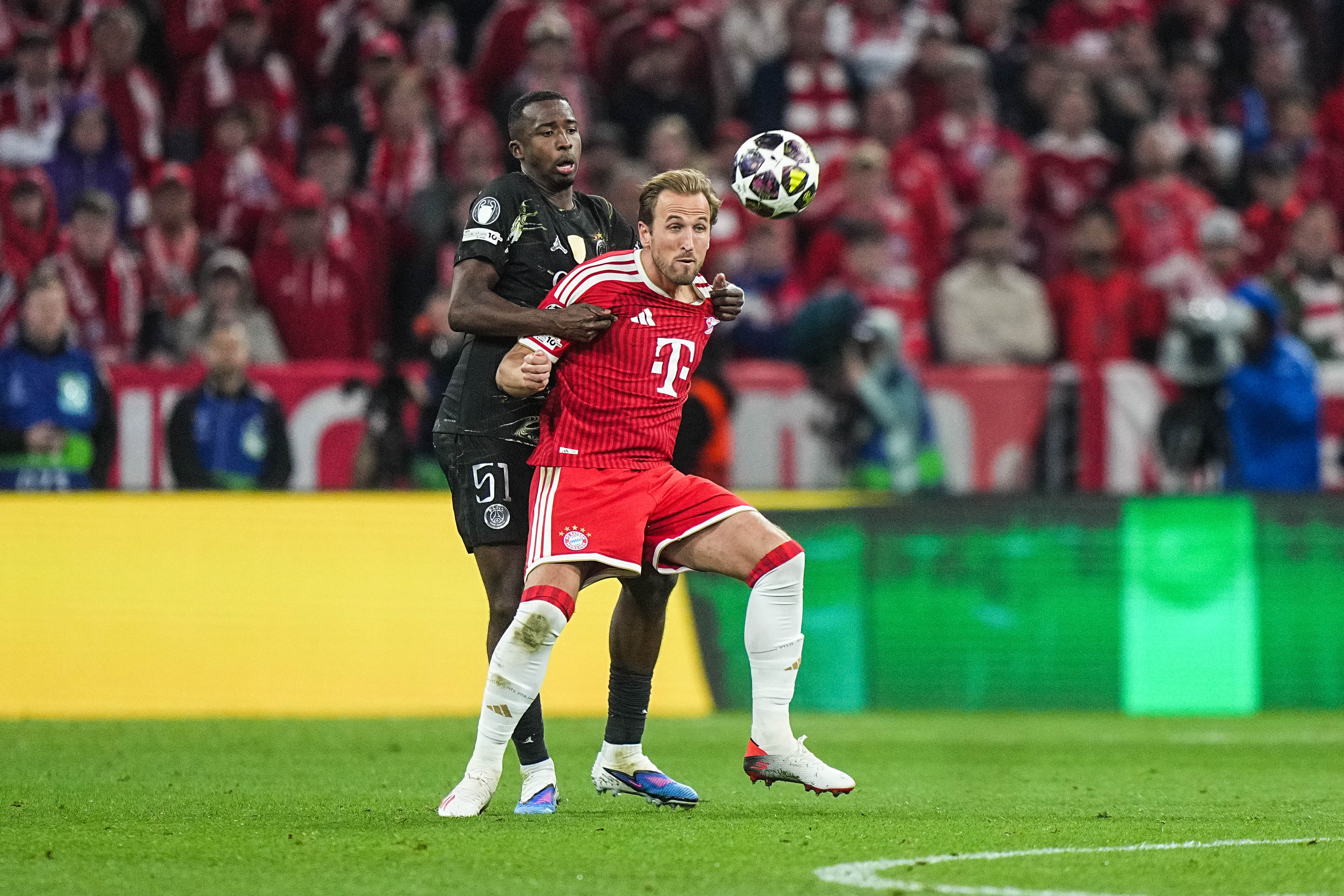 Harry Kane v souboji s Williamem Pachem