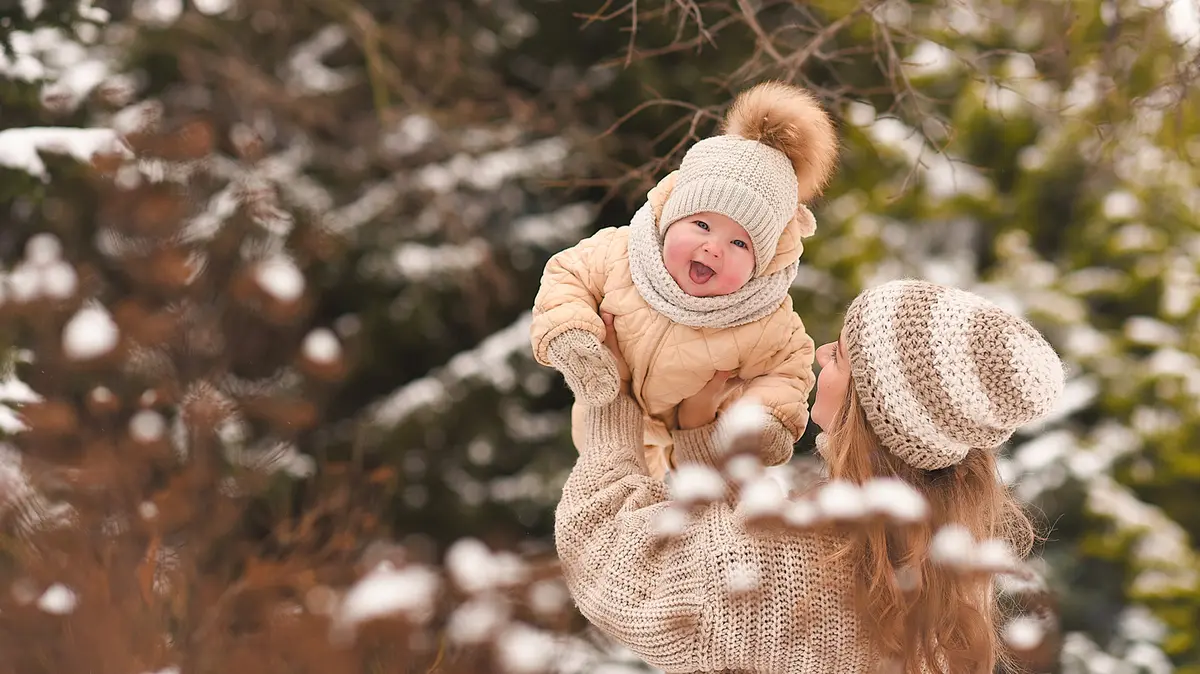 10 nume de bebeluși inspirate de iarnă pentru decembrie