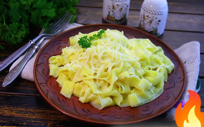 Фото Домашняя яичная лапша на молочной сыворотке, с сыром