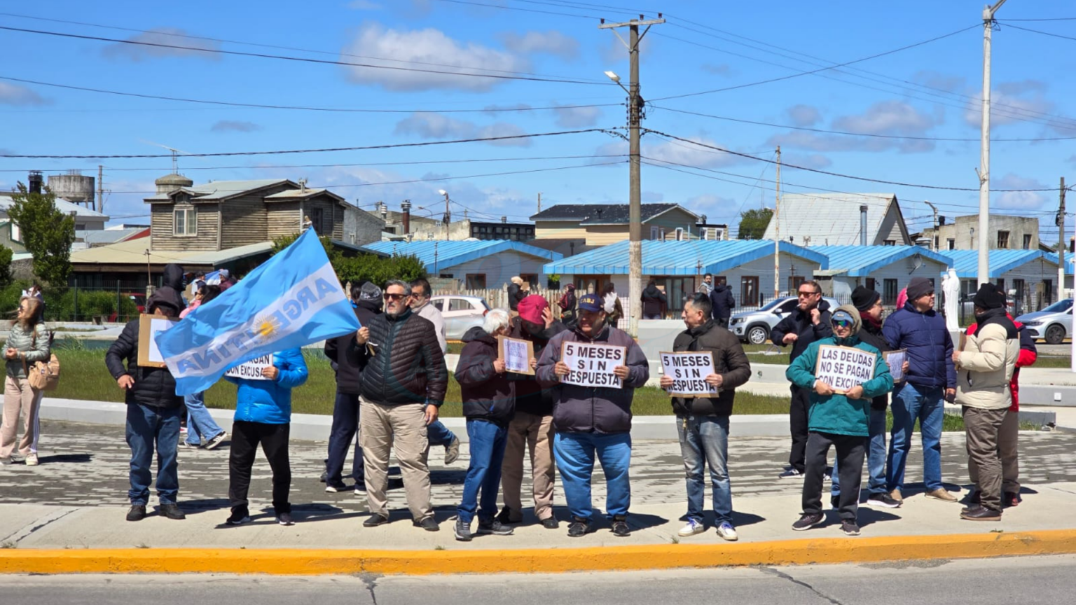 Les deben más de cinco meses: policías retirados continúan sus reclamos en Río Grande