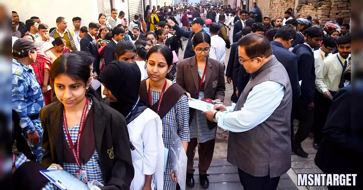 विडंबना को मात! सीबीएसई बोर्ड 2026 में 3 बड़े बदलाव, नया निर्देश भी संग! - People Are Walking Down The Street In A Crowded Area