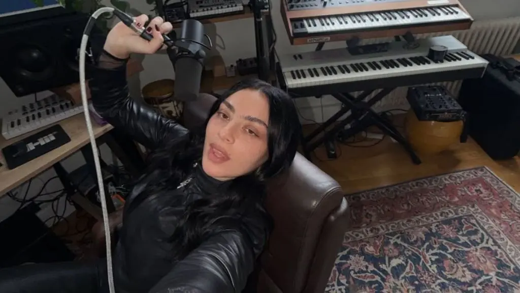 Charli XCX, o apariție incendiară fără sutien