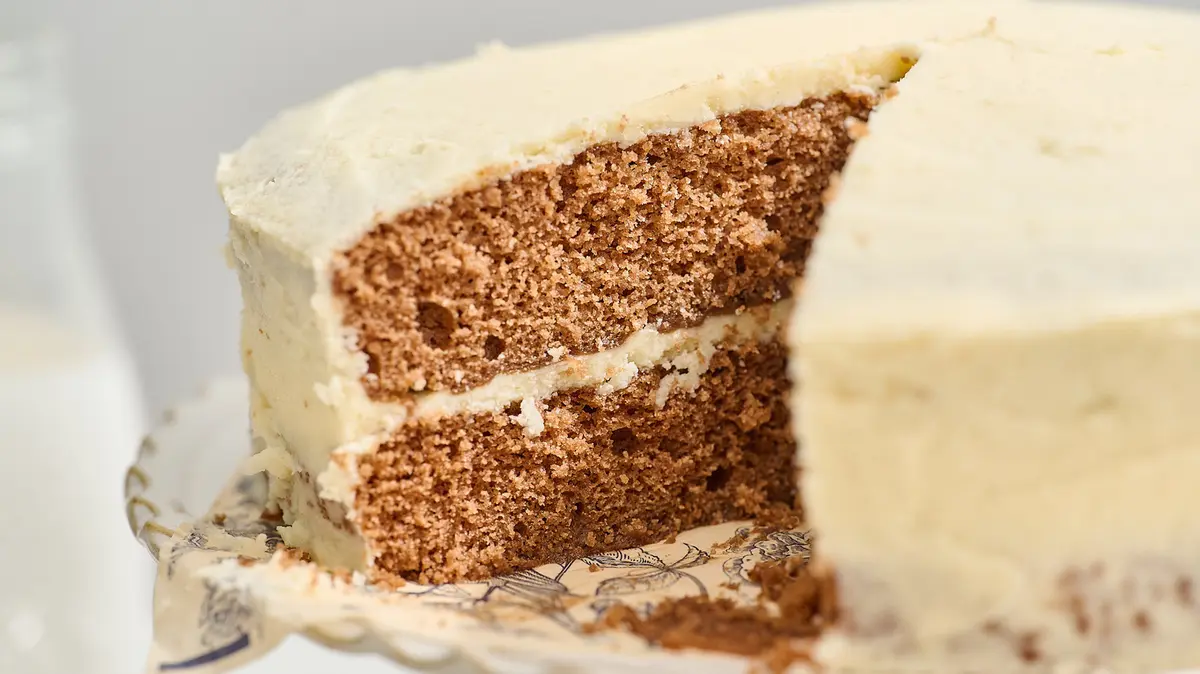 Old‑Fashioned Mahogany Cake Returns to Home Kitchens