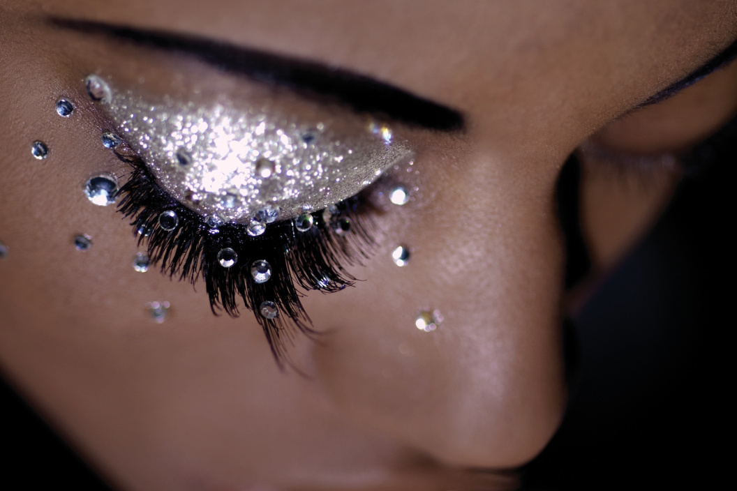 Beauty Y2K, il make-up glitter torna protagonista Make-up occhi con glitter e strass ispirato al trend Beauty Y2K