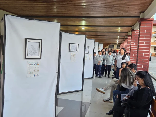 Visitantes observando las obras de la exposición