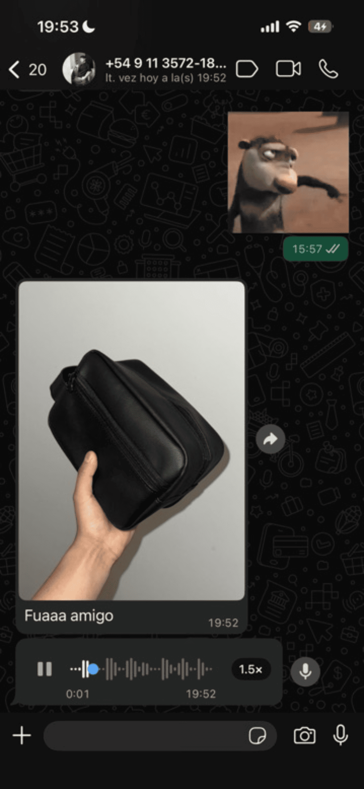 Neceser de eco cuero negro sostenido en la mano, tamaño real