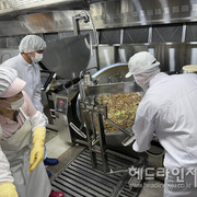 국내 최초 AI 기반 학교급식 '조리 로봇' 등장...본격 운영 