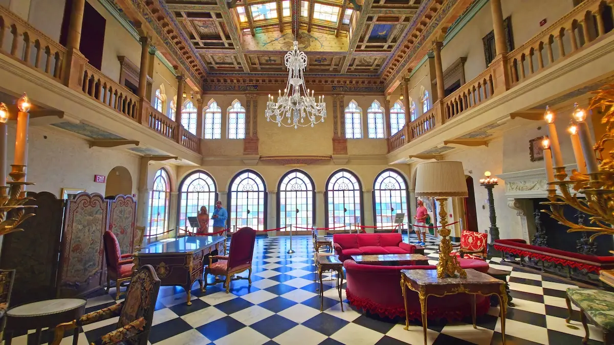 A Gulf Coast Palace Hides in Plain Sight