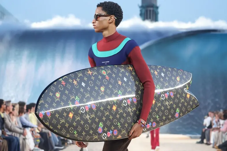 Ud și sălbatic? Louis Vuitton SS27 exploatează puterea surfului