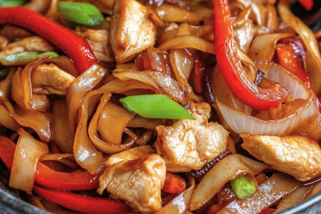 Pan-Fried-Rice-Noodle-w-Chicken