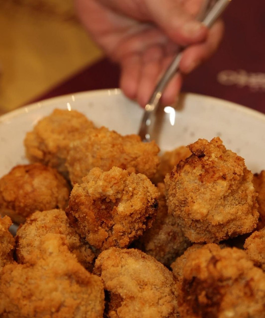 Polpette fritte servite a tavola
