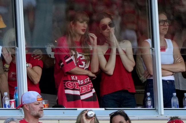 El novio deportista de Kelce disfrutó de su semana libre de fútbol con el artista ganador del Grammy, visto aquí en un juego de los Chiefs en septiembre.AP