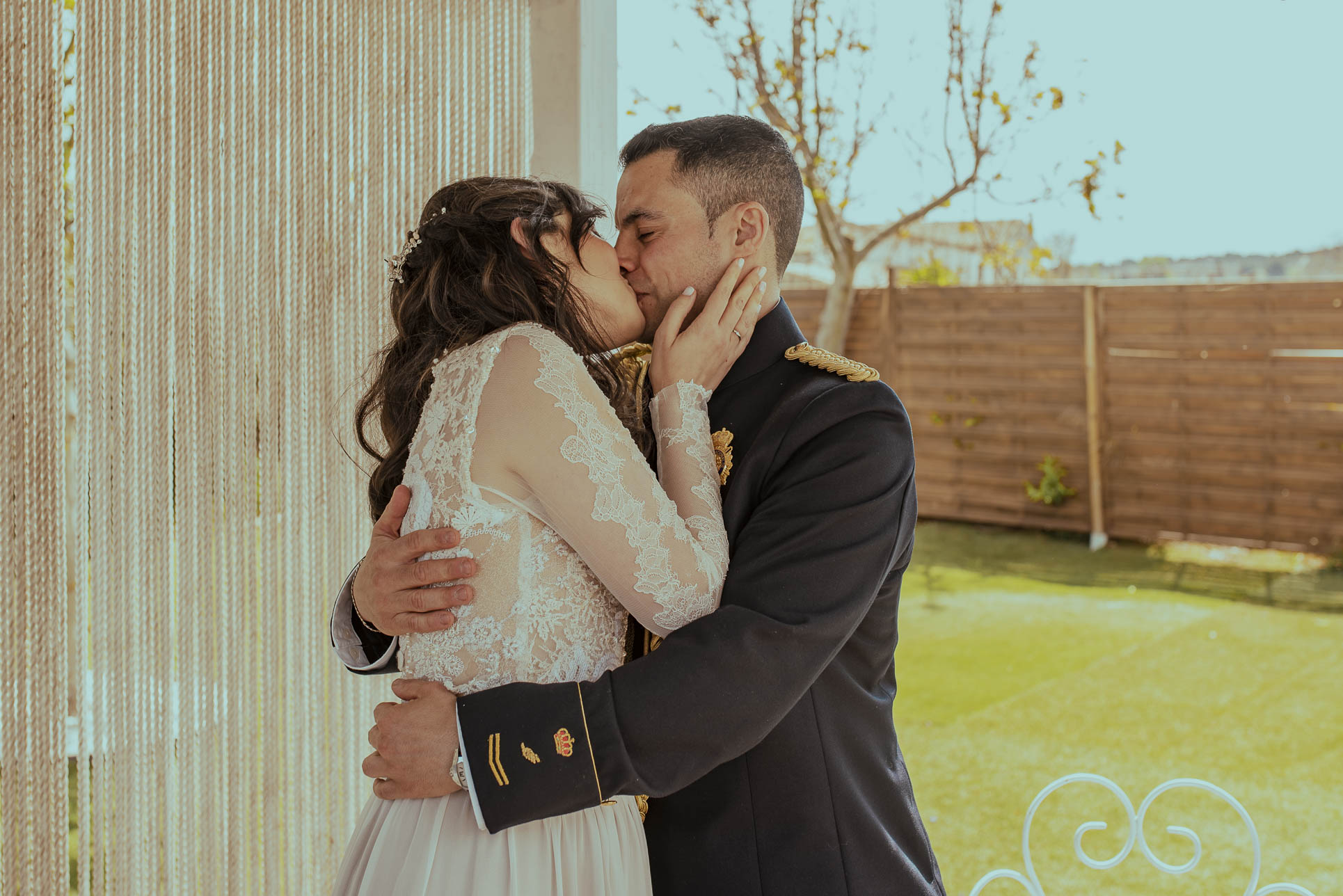 Fotografía de boda en Zaragoza del primer beso de los recién casados tras la ceremonia civil