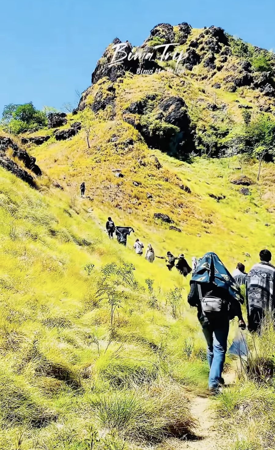 Jalur trekking berbukit Pulau Kelapa Lambu Bima