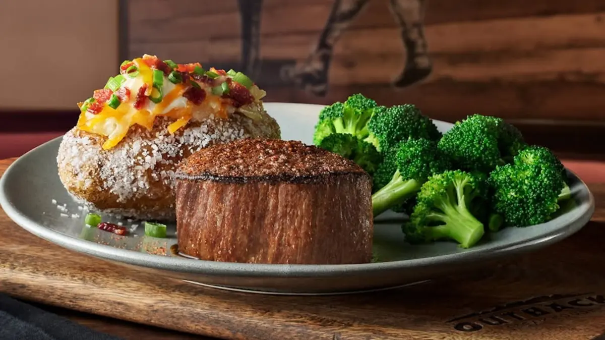 Outback Steakhouse Opens Early for Lunch Crowd