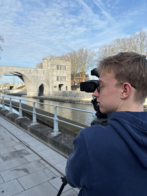 Lucas Vincent en reportage sur le terrain