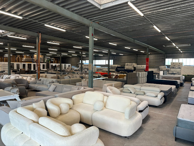 Elegantes Sofa im Evim Mobilya Outlet Showroom