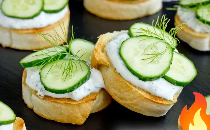 Постер Тосты со сметанным соусом и огурцами