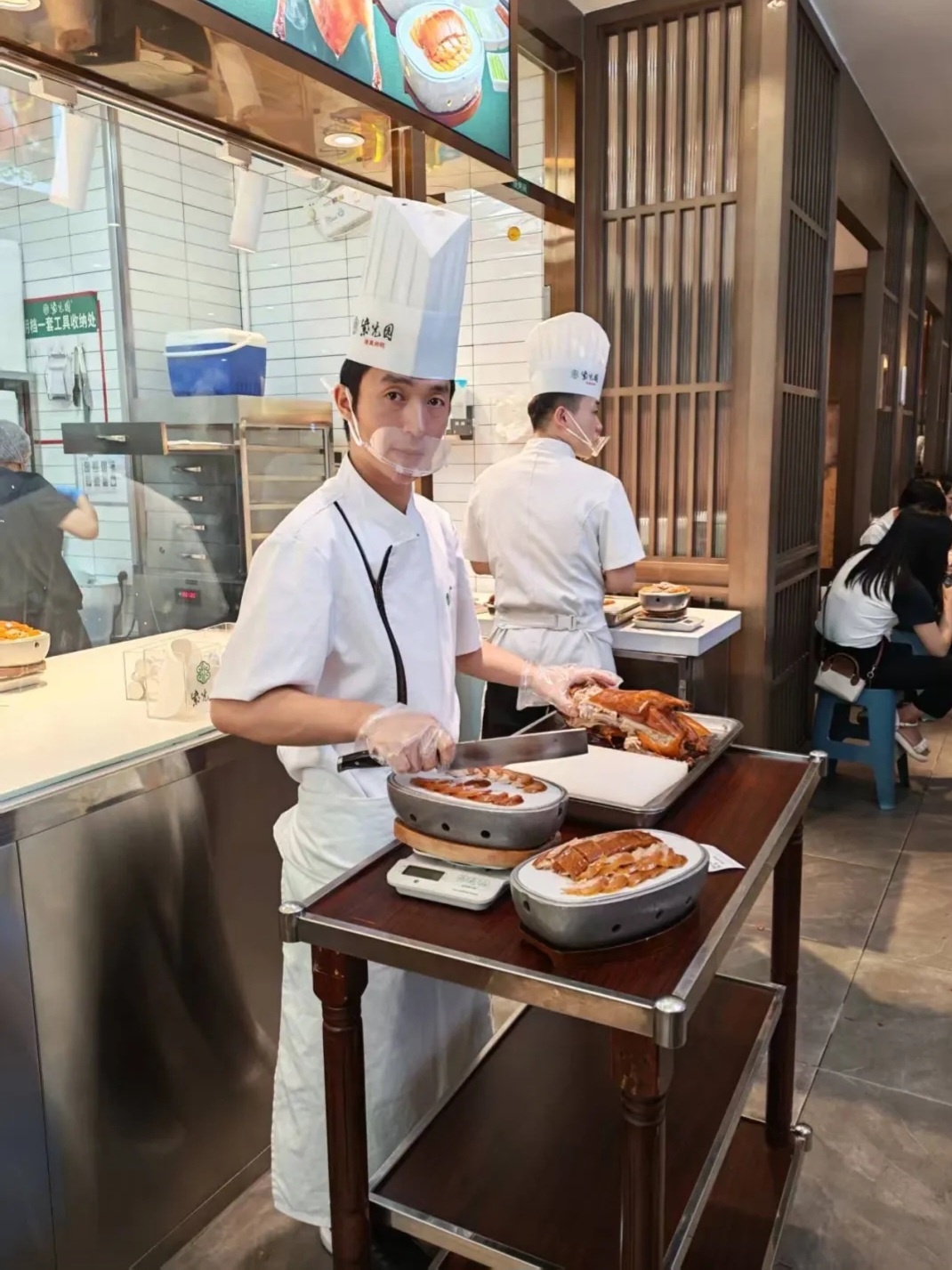 자광원 요리사가 테이블에서 직접 북경오리 썰어주는 장면