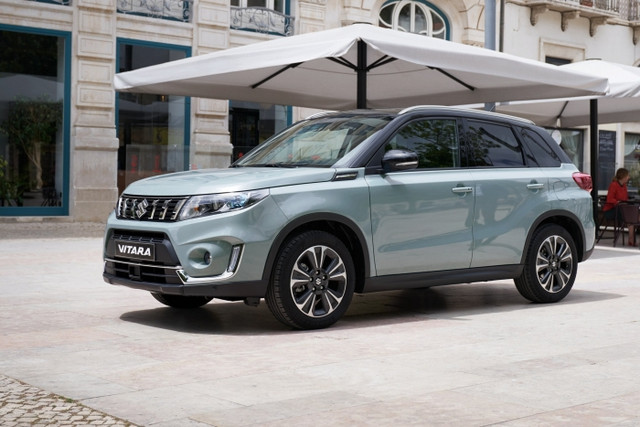 Suzuki Vitara (Сузуки Витара) – 5-дверный кроссовер класса «К1». Фейслифтинговая версия автомобиля четвертого поколения модели. Автомобиль дебютировал на Парижском автошоу в октябре 2018 года.

«Совершенство не требует изменений» - видимо так подумали японцы обновляя свой бестселлер. Но совершенной Витару вряд ли удастся назвать, но и приятных изменений в ней более чем достаточно.

Стоить только обратить внимание на внешность. Да, найти сразу 10 отличий может и не выйдет, но автомобиль действительно стал выглядеть более выразительнее и динамичнее. Причиной тому измененные вертикальные вставки в решетки радиатора и слегка измененный передний бампер с оптикой головного света. Сзади же солидности и дороговизны автомобилю придают светодиодные фонари и иная форма бампера. В качестве бонуса Suzuki добавила в палитру два новых цвета: «Жемчужно-желтый» и «Серо-голубой» почти как у последних версий Каена.

Попав за руль кроссовера, первым, что можно обнаружить, будет 4,2-дюймовый цветной дисплей на приборной панели на который может выводится различная информация. В остальном все изменения кроются в мелочах. По сравнению с предшественницей качество и подгонка материалов стали на голову выше. Кстати, в Сузуки позаботились и о ваших локтях, теперь все кроссоверы оснащаются подлокотником (раньше была опция).

Одни из самых важных изменений, скрыты от человеческого глаза. Теперь Vitara смело щеголяет самыми современными системами безопасности благодаря которым автомобиль самостоятельно тормозит при возникновении аварийной безопасности, сообщает о выезде из полосы движения, мониторит слепые зоны и считывает дорожные знаки. А в паре к «автомату» может оснащаться адаптивным круиз-контролем, который находясь в пробке умеет тормозить до полной остановки, а затем самостоятельно начинать движение.

Для тех, кто так и не впечатлился обновлениями, главный сюрприз припасен под капотом. Теперь для модели доступен трехцилиндровый турбомотор, объемом 1-литр (K10C), знакомый по Свифту. Выдает такой двигатель 111 л.с. и 170 Нм. Четырехцилиндровый 1,4 (K14C) мощностью 140 л.с. и 220 Нм, которым оснащались версии с приставкой S, так же остается с нами. К слову, версии S уже больше не будет.

Вне зависимости от типа двигателя, автомобиль может быть как передне- так и полно- приводным. То же касается и коробок, на выбор представлена либо 5-ступенчатая механика, либо 6-ступенчатый гидротрансформатор производства Aisin.