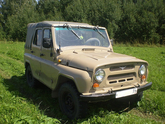 Грузопассажирский автомобиль повышенной проходимости с открытым цельнометаллическим кузовом, имеющим съемный мягкий тентовый верх и задний откидной борт. Модификация автомобиля УАЗ-31512-10 с пружинной передней подвеской и задними малолистовыми рессорами обеспечивает более комфортные условия при движении по дорогам с твердым покрытием. Установка на автомобиль ведущих мостов с бортовой передачей увеличивает дорожный просвет до 300 мм. Конструкция переднего моста допускает отключение ступиц передних колес. В качестве дополнительного оборудования предусмотрена установка пускового подогревателя, обеспечивающего надежный запуск двигателя в зимних условиях.
Автомобиль предназначен для перевозки пассажиров и грузов по дорогам с твердым покрытием, а также по грунтовым дорогам и бездорожью.
 
ТЕХНИЧЕСКИЕ ХАРАКТЕРИСТИКИ
Модель	УАЗ 31512
Количество дверей/мест	4/7
Снаряженная масса, кг	1600
Максимальная скорость, км/ч	110
Минимальный радиус поворота, м	6,8
Размеры, мм:	
длина	4025
ширина	1785
высота	1990
Колесная база, мм	2380
Колея передняя/задняя, мм	1445
Дорожный просвет, мм	220
Двигатель:	 
Тип	Бензиновый УМЗ 4178.10 с карбюратором
Рабочий объем, куб.см	2445
Степень сжатия	7,0
Число и расположение цилиндров	4 в ряд
Диаметр цилиндра х ход поршня, мм	92,0 х 92,0
Число клапанов	8
Мощность, л.с./ об/мин	78/4000
Максимальный крутящий момент, Нхм / об/мин	168/2200-2500
Расход топлива по нормам 93/116/ЕЕС, л/100 км	загородный цикл 16,2
Топливо	Бензин А-76
Емкость топливного бака, л	78
Трансмиссия:	 
Привод	Полный
Тип трансмиссии	Механическая 4-ступенчатая
Передняя подвеска	Зависимая, рессорная
Задняя подвеска	Зависимая, рессорная
Тормоза:	 
Передние	Барабанные
Задние	Барабанные
Размер шин	225/85 R15; 225/75 R16