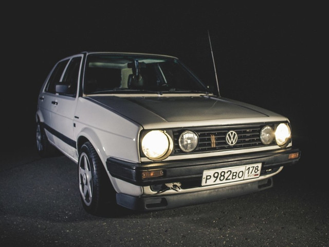 Volkswagen Golf II — второе поколение одного из популярнейших 3- и 5-дверных хэтчбеков. С конвейера сошло 6 300 987 автомобилей в различных комплектациях. Golf II выпускался не только в Германии, но и во Франции, Нидерландах, Великобритании, Испании, Австрии, Швейцарии, Финляндии,Японии и США. Существует также внедорожная версия — Golf Country, насчитывающая 7465 экземпляров.

Особого упоминания заслуживают модификации Golf, послужившие его славе «горячего хетчбека». Начиная с января 1984 г. выпускается модификация GTI с 8-клапанным двигателем мощностью 112 л.с. (код мотора EV), в 1985 гамму расширяет легендарный GTI 16V 139 л.с. (код мотора KR), который по сей день считается самой известной модификацией Golf GTI всех годов производства. Примерно тогда же появляются версии с катализаторами, их мощности составляют 107 и 129 л.с. соответственно. В конце 80-х VW экспериментирует с механическим наддувом. В результате этого двигатель с нагнетателем G60 (160 л.с.) появляется и под капотом Golf. Практически одновременно выпускается полноприводная версия G60 Syncro. А в ознаменование раллийных побед VW Golf подготовлена к выпуску ограниченная серия из 5000 экземпляров Golf Rally, технически идентичная G60 Syncro, но с расширенными колесными арками, иной передней светотехникой, решеткой радиатора и бамперами. Наконец замыкает линейку Golf II GTI подготовленная VW Motorsport модификация Golf Limited с двигателем объёмом 1,8 л и мощностью 210 л.с. с нагнетателем G60 и 16-клапанной головкой блока цилиндров, выпущенная очень маленьким тиражом.

Редкие модели VW Golf II:

Модель	Количество
GTI Limited Edition	71
Dynamite	150
Edition Blue	1.749
Jubilé	3.500
Rallye	5.000
Fire and Ice	~7.000
Edition One