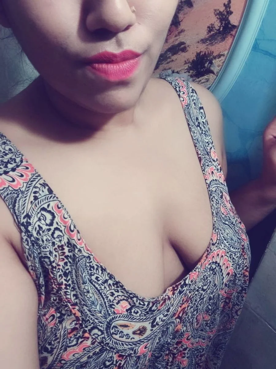 Rupali-ke-cleavage.webp