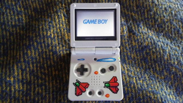Gameboy-Advance-SP-white-front