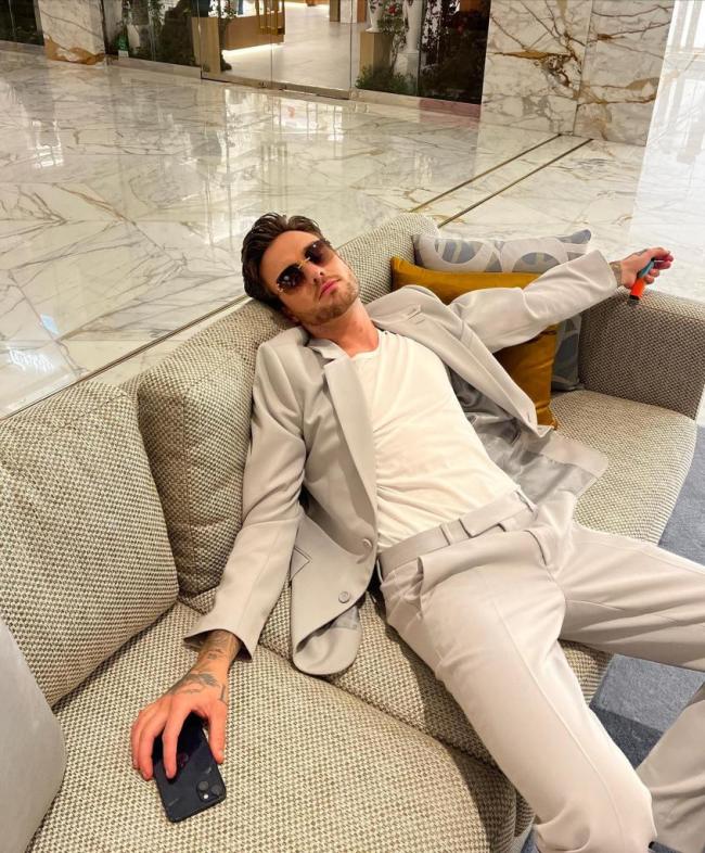 Poco después se reveló que Payne se había caído “del balcón de su habitación” ubicada en el tercer piso del hotel.Instagram/kateecass