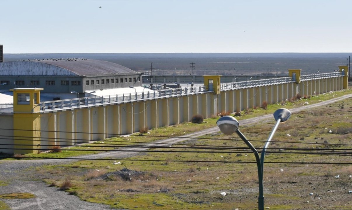 Evalúan vender los predios de las cárceles de Rawson y Esquel para reubicarlas en sectores periféricos