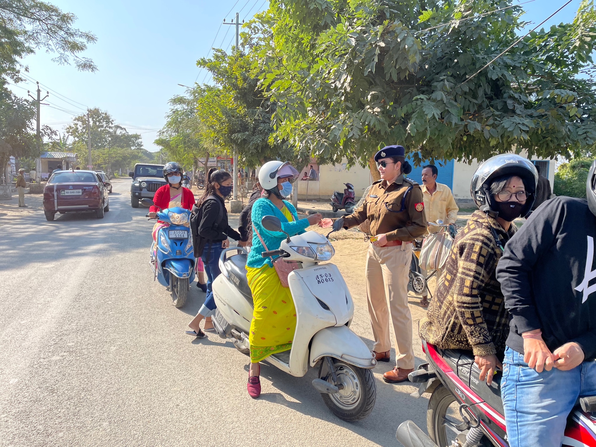 Chocolates For Wearing Helmets, Challans For Violators! 2 FHh-Mv-Rl-UUAAJn-FG