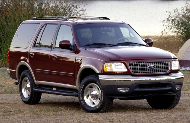 Большой внедорожник Ford Expedition дебютировал в 1996 году, заняв в модельном ряду место «Форда Бронко». Автомобиль был построен на общей платформе с пикапом F-150, более дорогая версия этой модели продавалась под именем Lincoln Navigator.

На Ford Expedition устанавливались двигатели V8 объемом 4,6 литра (215 или 232 л. с.) и 5,4 литра (230 или 260 л. с.), коробка передач была автоматической, четырехступенчатой. Трансмиссия — постоянный привод на задние колеса с подключаемым «передком», понижающая передача. В салоне автомобиля было три ряда сидений и семь мест. Первый Expedition официально поставлялся на российский рынок.