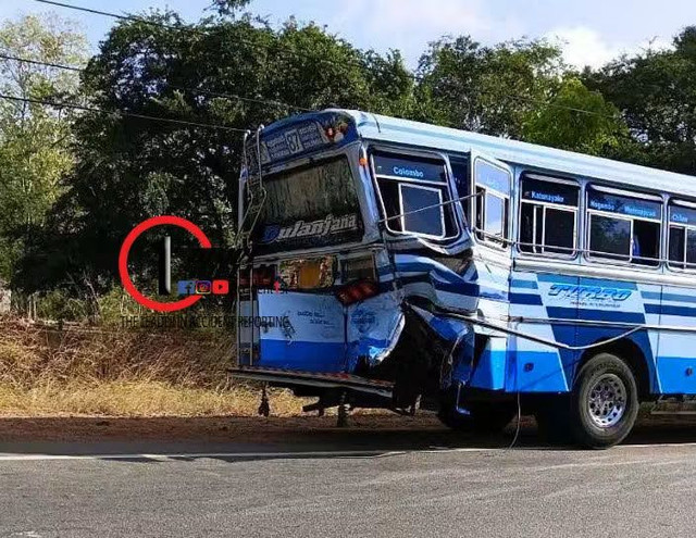 කරුවලගස්වැව ප්‍රදේශයේදී කොන්දොස්තර බස් රථයෙන් වැටීම නිසා හදිසියේ නැවැත්වූ බස් රථයක් පිටුපස ලොරි රථයක් ගැටෙයි