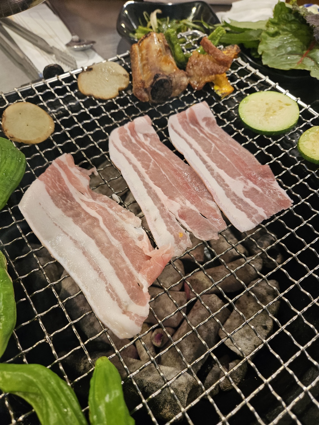 홍이집 재송점 비단오겹 숯불에 굽는 중