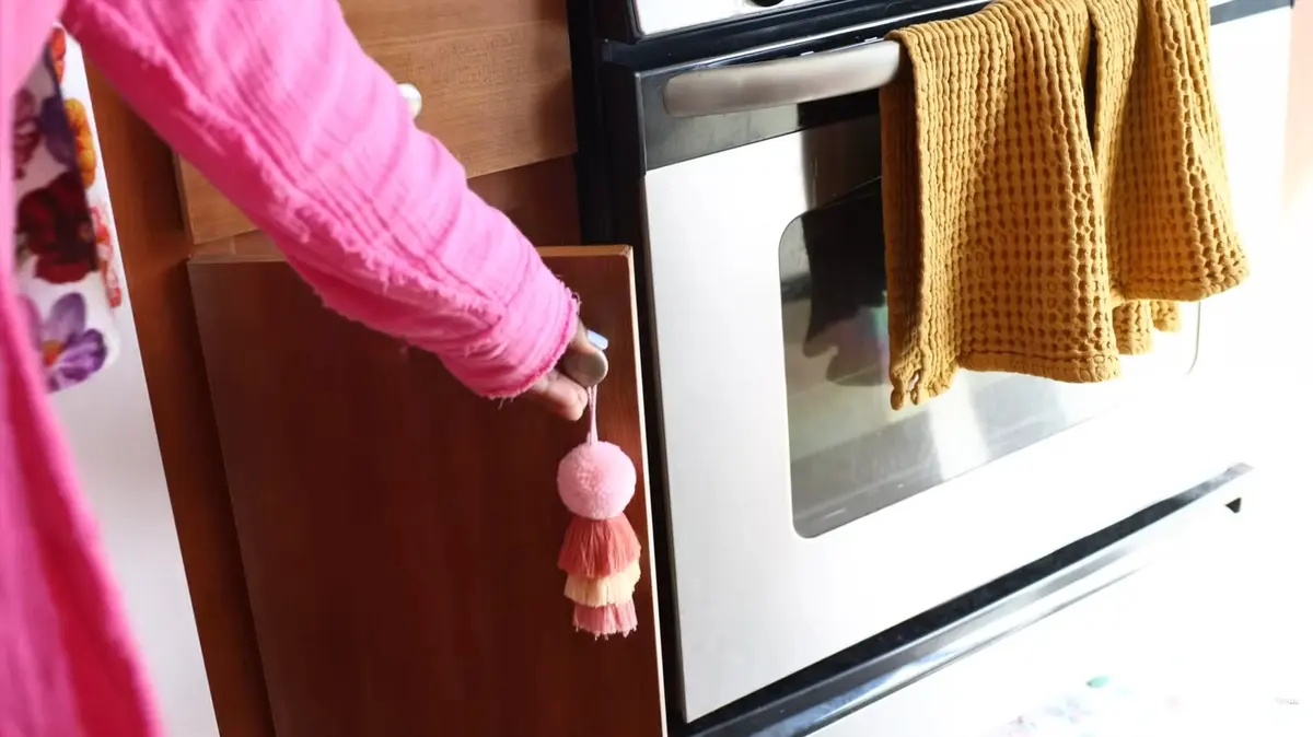 Cum să aduci ordine în dulapurile înguste de bucătărie
