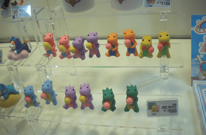 Tiny dinosaurs with ice creams, by Space Rabbit Studio.