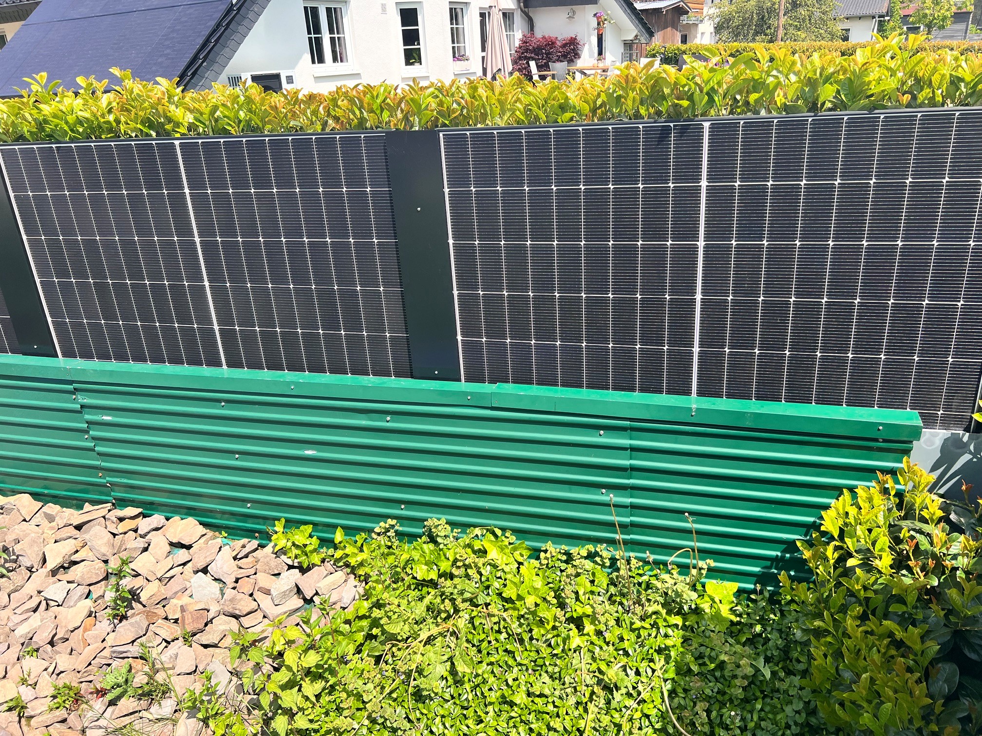 Gereinigter Solarzaun mit senkrechten bifazialen Modulen in Gummersbach-Herreshagen