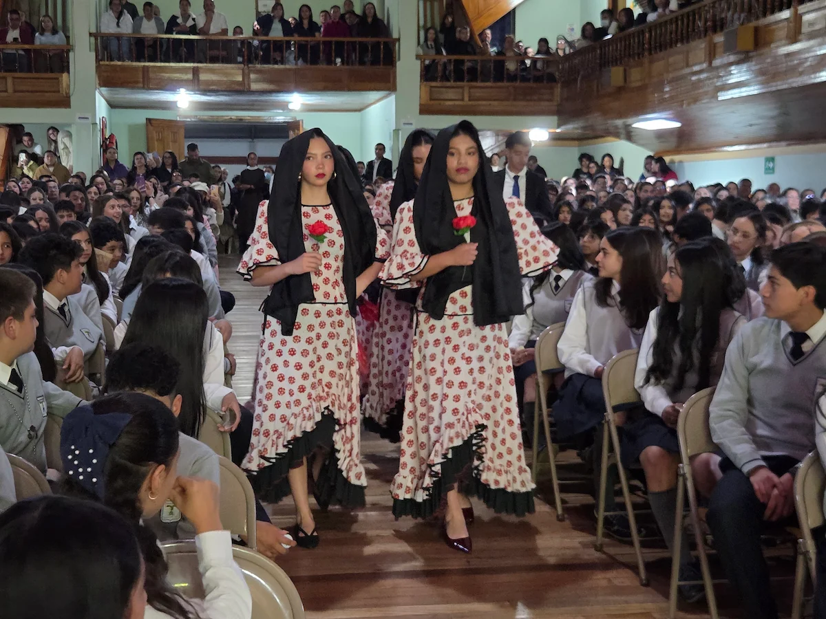 Comunidad educativa reunida durante la Fiesta Patronal