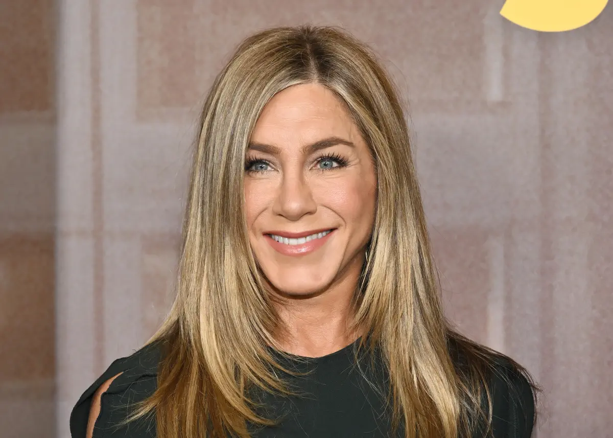Get Jennifer Aniston's Sun-Kissed Glow with Self-Tanning Wipes on Sale