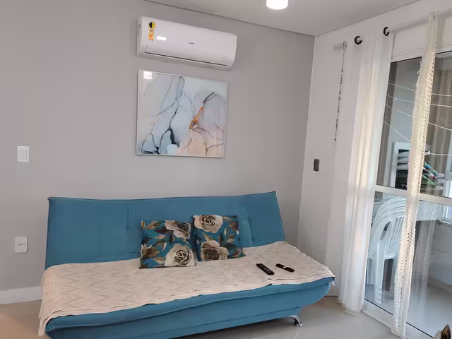 Apartamento c/ um dormitório á 300 metros do mar