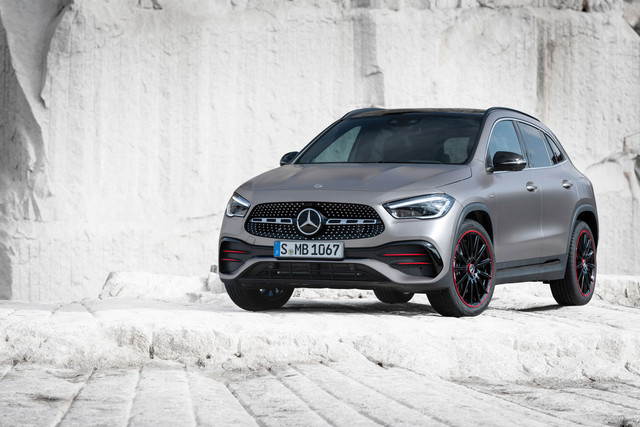 Премьера Mercedes-Benz GLA 2020
Обладая мощными четырехцилиндровыми двигателями, новейшими системами помощи, интуитивной системой MBUX, GLA объединяет в себе все преимущества компактных внедорожников Mercedes -Benz. Дебют нового GLA состоится в Европе весной 2020 года.Экстерьер Mercedes-Benz GLA – динамичный и уверенный
Новый GLA имеет мощную и компактную архитектуру одновременно. Рельефные выступы Power Domes на капоте, а также колеса размером до 20 дюймов усиливают ощущение уверенности. Четкие контуры в сочетании с лаконичными линиями и эксклюзивными декоративными элементами подчеркивают бескомпромиссную спортивность и прогрессивность. Кроме того, мощный вид в профиль придает автомобилю динамичности и премиальной элегантности.

Как и в других моделях внедорожников Mercedes-Benz, GLA оснащен решеткой радиатора с характерным дизайном и центральным элементом трехлучевой звезды. Кроме того, новая высококачественная система освещения является не только функциональным оборудованием, но и важной частью прогрессивного экстерьера автомобиля, что подчеркивает внедорожный характер автомобиля.Функциональный интерьер компактного внедорожника GLA
Инновационная панель приборов состоит из двух высококачественных дисплеев, которые для оптимальной функциональности расположены ближе к водителю. На выбор доступно три варианта дисплеев – два по 17,78 см, один 17,78 см, а второй 26 см, и широкоэкранная версия с двумя 26-сантиметровыми дисплеями.

В стандартную комплектацию входит информационно-развлекательная система MBUX. Система может быть индивидуально настроен с помощью множества различных опций. Современная навигация с дополненной реальностью, программное обеспечение для обучения и голосовое управление, активируемые с помощью фразы «Привет, Мерседес», являются ключевыми преимуществами системы.

Хотя новый внедорожник имеет более компактные габариты чем его предшественник, салон GLA имеет значительно больше пространства. Водитель и передний пассажир сидят на 140 мм выше, чем в А-классе, и на 50 мм выше, чем в В-классе.

Инновационные системы помощи нового GLA–Class
GLA оснащен новейшими системами помощи, которые обеспечивают поддержку водителя и, таким образом, устанавливают один из самых высоких стандартов активной безопасности в сегменте компактных автомобилей. Самые последние функции пакета помощи включают, например, функцию аварийного торможения, предупреждения о выходе и обнаружении пешеходов.

Знаки ограничения скорости и любые возможные знаки отображаются для текущего участка маршрута с помощью распознавания изображений и информации с цифровой дорожной карты навигационной системы. Каждый раз, когда превышается ограничение скорости, система выдает визуальный или визуально-звуковой предупреждающий сигнал. Кроме того, система предупреждает об обнаруженных людях в зоне пешеходных переходов.

GLA стал первой моделью в своем классе, которая получила функцию автомойки, что ранее была представлена только во внедорожниках GLS. С помощью всего одной кнопки наружные зеркала складываются, а боковые окна и раздвижная крыша закрываются. Датчик дождя игнорируется, для предотвращения работы стеклоочистителей. Климат-контроль переключается в режим рециркуляции воздуха, а через несколько секунд активируется камера 360 °, чтобы помочь водителю при въезде на автомойку. Все настройки автоматически отключаются, когда водитель выезжает из автомойки и разгоняется до скорости выше 20 км / ч.Подвеска Mercedes-Benz GLA – исключительный комфорт и динамика
Передняя ось нового GLA оснащена высокоэффективной подвеской MacPherson. Управление колесом происходит с помощью поперечного рычага управления,растяжки передних стоек и поперечной рулевой тяги. Кроме того, рабочие элементы выполненные из алюминия уменьшают как и вес, так и неподрессоренные массы внедорожника.

Задняя ось GLA имеет сложную структуру с 4 звеньями. Три поперечных тяги и один продольный рычаг на каждом заднем колесе настроены на максимальную устойчивость, высокое качество езды и всестороннюю динамику. Задний мост изолированном от корпуса кузова резиновыми втулками, для сокращения уровня вибраций, которые передаются от подвески к кузову.

Высокоэффективный полный привод 4MATIC
Новый внедорожник GLA оснащен системой постоянного полного привода 4MATIC с полностью переменным распределением крутящего момента в качестве опции. Компоненты 4MATIC включают в себя коробку отбора мощности для задней оси, которая встроена в автоматическую коробку передач с двойным сцеплением, и дифференциал задней оси со встроенной многодисковой муфтой. Он состоит из шести пластин с покрытием из углеродного волокна и способен передавать до 1000 ньютон-метров крутящего момента. Автоматический параметры регулировки настроены на износ.

В отличие от предыдущей модели, в которой привод был гидравлическим, сцепление в этом случае приводится в действие электромеханически. Одним из главных элементов системы является дифференциал заднего моста, который компенсирует скорости вращения задних колес.