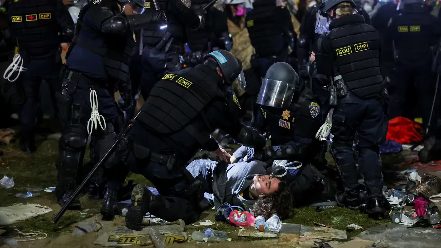 Tensión en la Universidad de California: la policía comenzó a desalojar a los estudiantes propalestinos