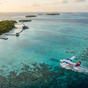Vista aérea do Four Seasons Maldives at Kuda Huraa com lagoa turquesa