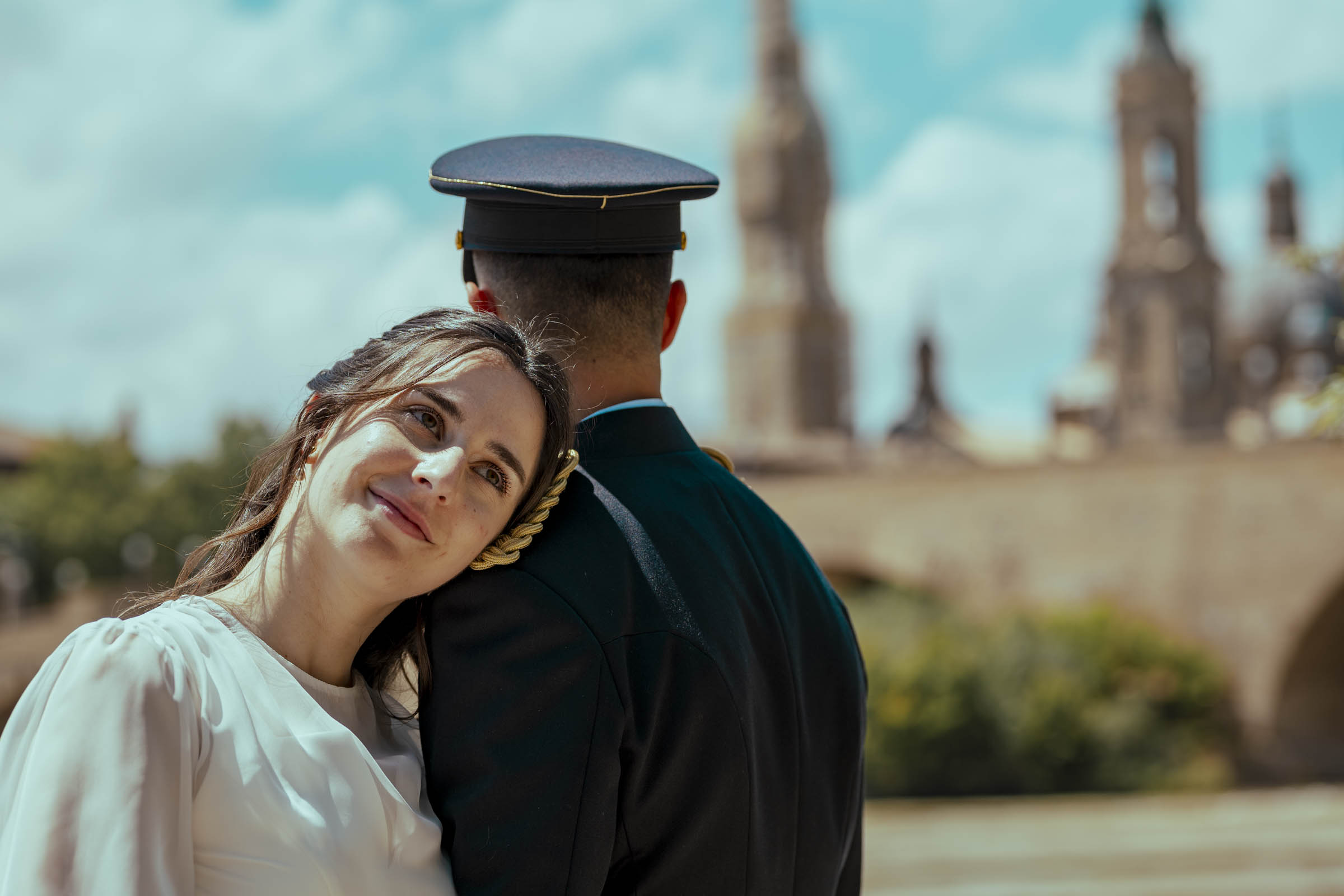 Sesión de pareja de los recién casados en el Balcón de San Lázaro con las vistas de Zaragoza como escenario